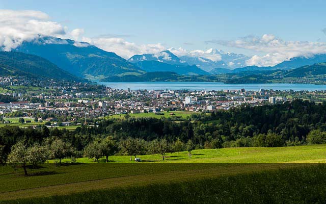 Ansicht Schulhaus und Gleise